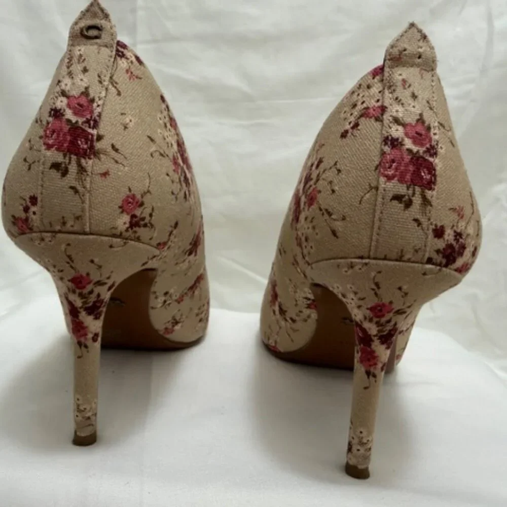 Coach Pump Shoes. Size 9B. Floral print in shades of pink and burgundy - Picture 4 of 14